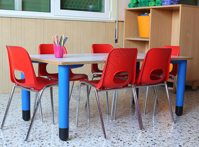 幼儿园间教室配有红椅和小学图片