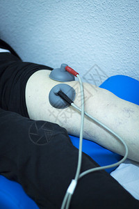 理疗和矫形门诊病人通过创伤学照片进行电动脉冲恢复治疗图片