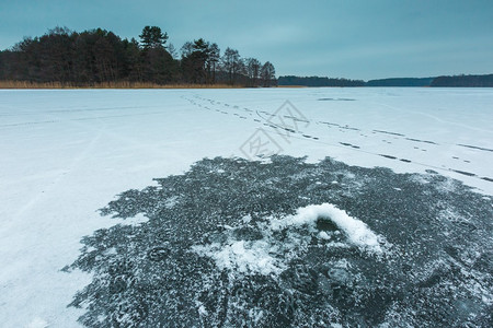结冰的湖景图片