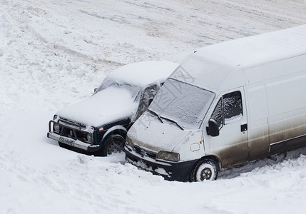 有交通标志的雪地公路在乡村公路上突然降雪和大雪图片