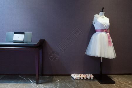 现代健身房里的漂亮舞裙和舞鞋背景图片
