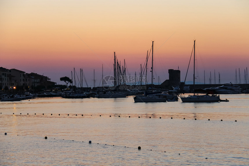 日落时停在意大利埃尔巴岛Marciana图片