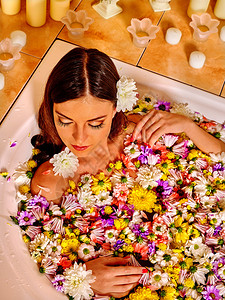 女人在花的温水中放松图片