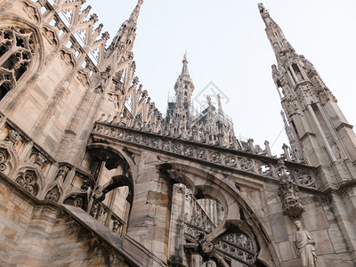 历史悠久的米兰大教堂的意大利哥特式飞扶壁和尖顶的低角度建筑细节图片