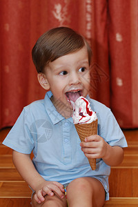 吃冰淇淋的小宝图片