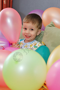 小男孩玩气球的肖像图片