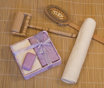 浴具竹席上的淡紫色毛巾图片