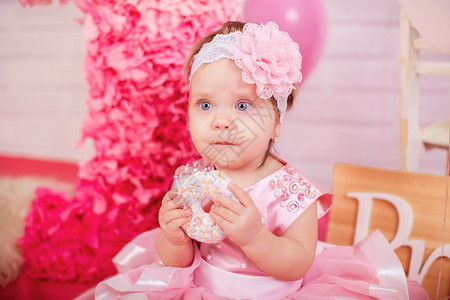 美丽的小公主女婴穿着粉红图片