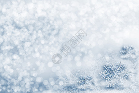 雪背景上的玻璃玩具雪花新年贺卡图片
