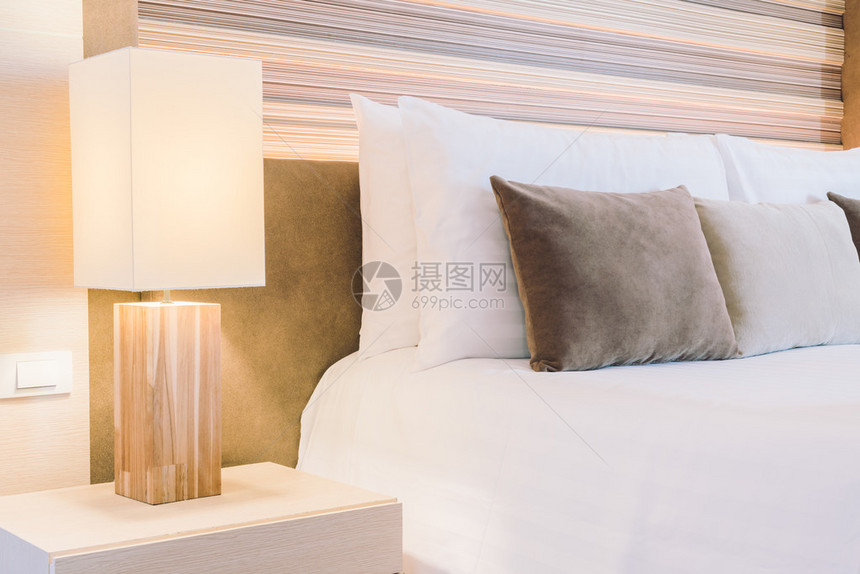 漂亮的豪华酒店卧室内装饰有灯图片