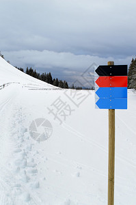 冬季运动的滑雪斜图片