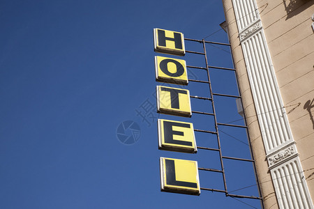 蓝天背景下的酒店标志图片