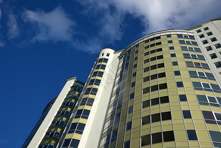 高楼公寓大楼从对蓝天的视角图片