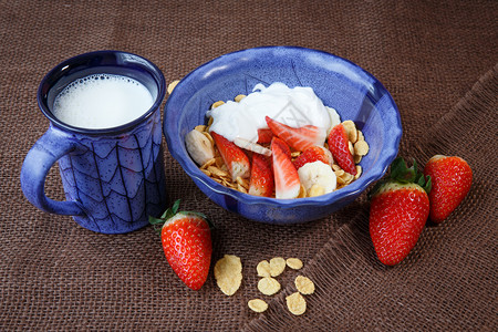 健康早餐玉米片新鲜草莓香蕉图片