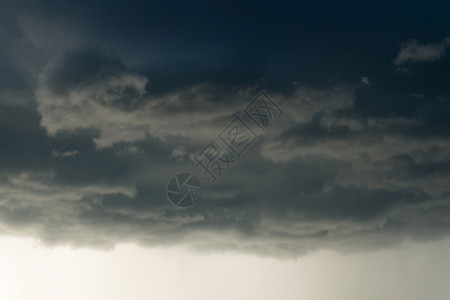 大雨风暴云雷暴剧烈的天空背景图片