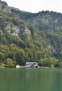 奥地利Alpine湖Mondsee秋图片
