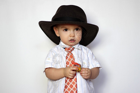 戴着帽子和领带的小男孩图片