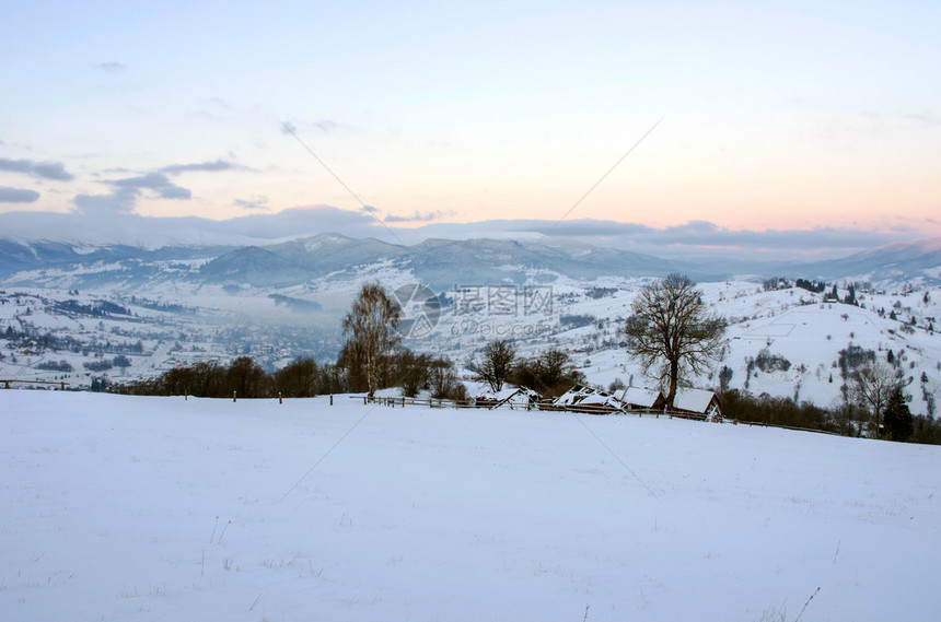 冬季平静的山地风景图片