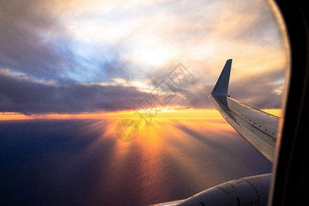 日落时为翼飞机通过图片