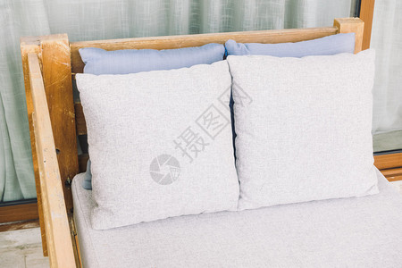 客厅内部沙发装饰的枕头浅色复古滤镜背景图片