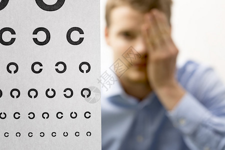 视力检查男患者接受视力检查图片