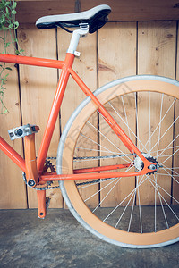 使用木墙停放的固定用具自行车固定装置图片