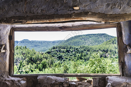 西班牙农村一栋废弃旧房子的窗户风景图片