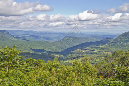 山谷与森林覆盖的山峰相望云天图片