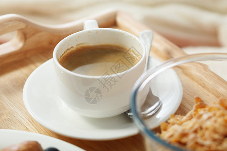 木托盘上的一杯咖啡浓咖啡图片