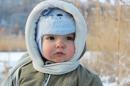 在寒冷湖岸边玩乐的小孩冬天冬图片