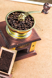 一杯热咖啡加咖啡豆咖啡研磨机和咖啡图片