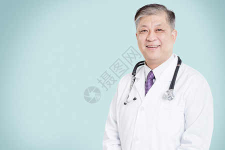 穿白制服的亚洲老男人医生背景图片