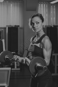 健身房里的主要肌肉组都是女孩力量训练女身体健康背景图片