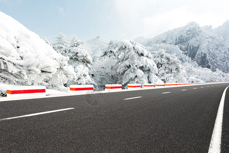 黄山雪景柏油路图片