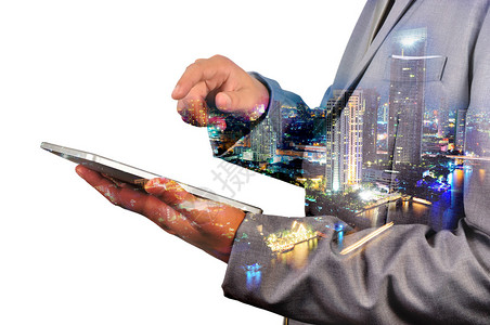 商人使用数字平板和紫暮市大厦的双重曝光图像Twi图片