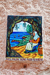 西班牙圣卡特琳娜托马斯或圣卡塔利娜教堂的瓦德摩萨房屋上的还愿瓷砖图片