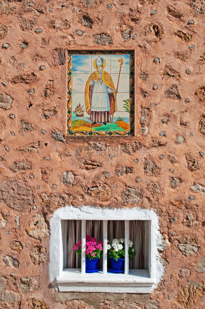 西班牙宗教圣卡特琳娜托马斯或圣卡塔利娜教堂的瓦德摩萨房屋上的还愿瓷砖图片