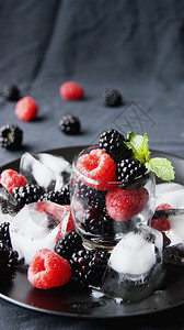 黑色莓和草莓玻璃黑色背景图片