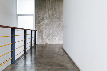 现代房内屋通道水泥地板和白墙的建筑结构设计图片