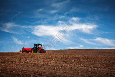 拖拉机播种作物田的农夫图片