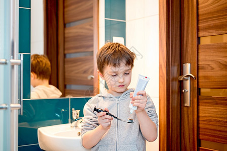 7岁小男孩在洗手间刷牙图片