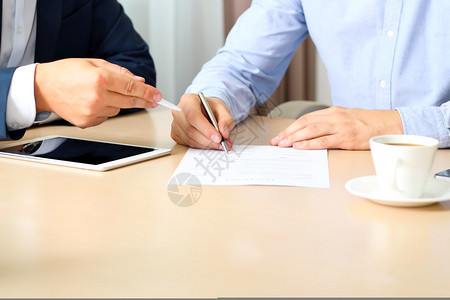 两个同事在办公室签合同商务会议图片