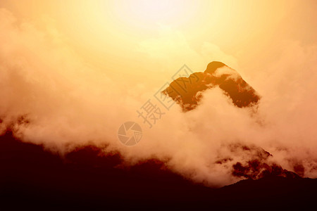山峰上的日落山中的自然图片