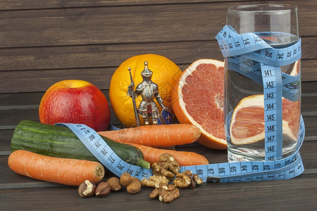 保姆饮食制度饮食坚持饮食计划运动员的新鲜膳食品木桌上的水果图片