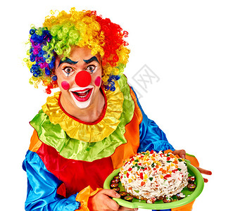 生日快乐小丑把蛋糕放在盘子图片