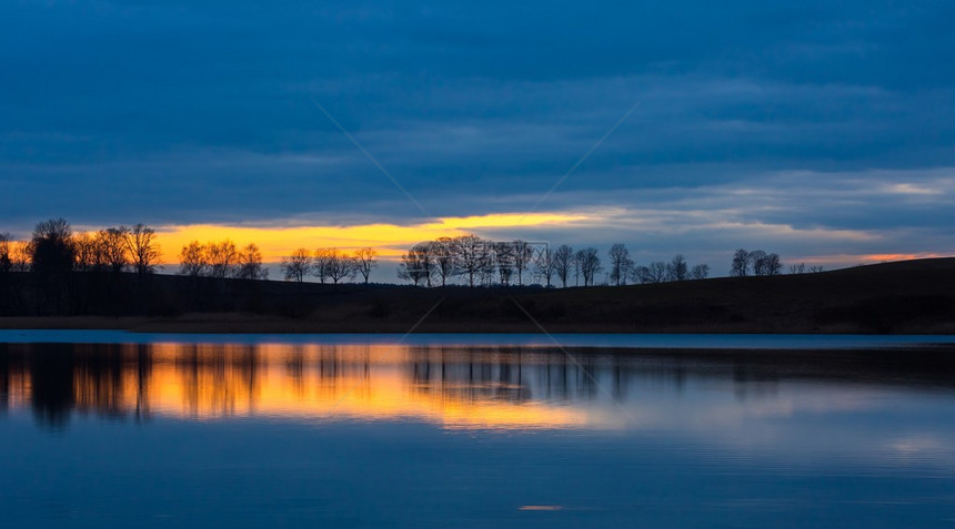 日落景观后的湖图片