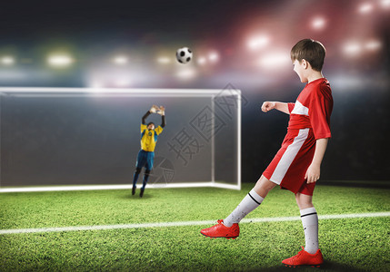 小男孩足球员在体育场图片