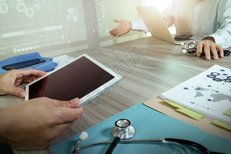 医学生手与现代计算机和数字专业平板电脑一起使用空白屏幕图片