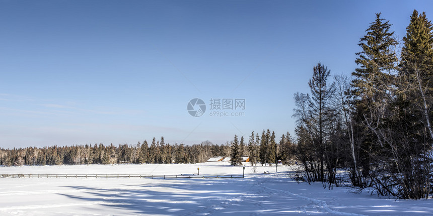 冰雪覆盖湖面的晴朗蓝天图片
