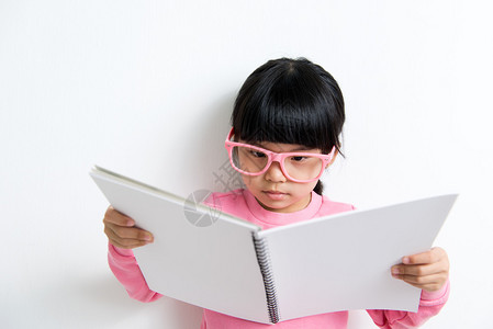 亚洲儿童白背景阅读书图片